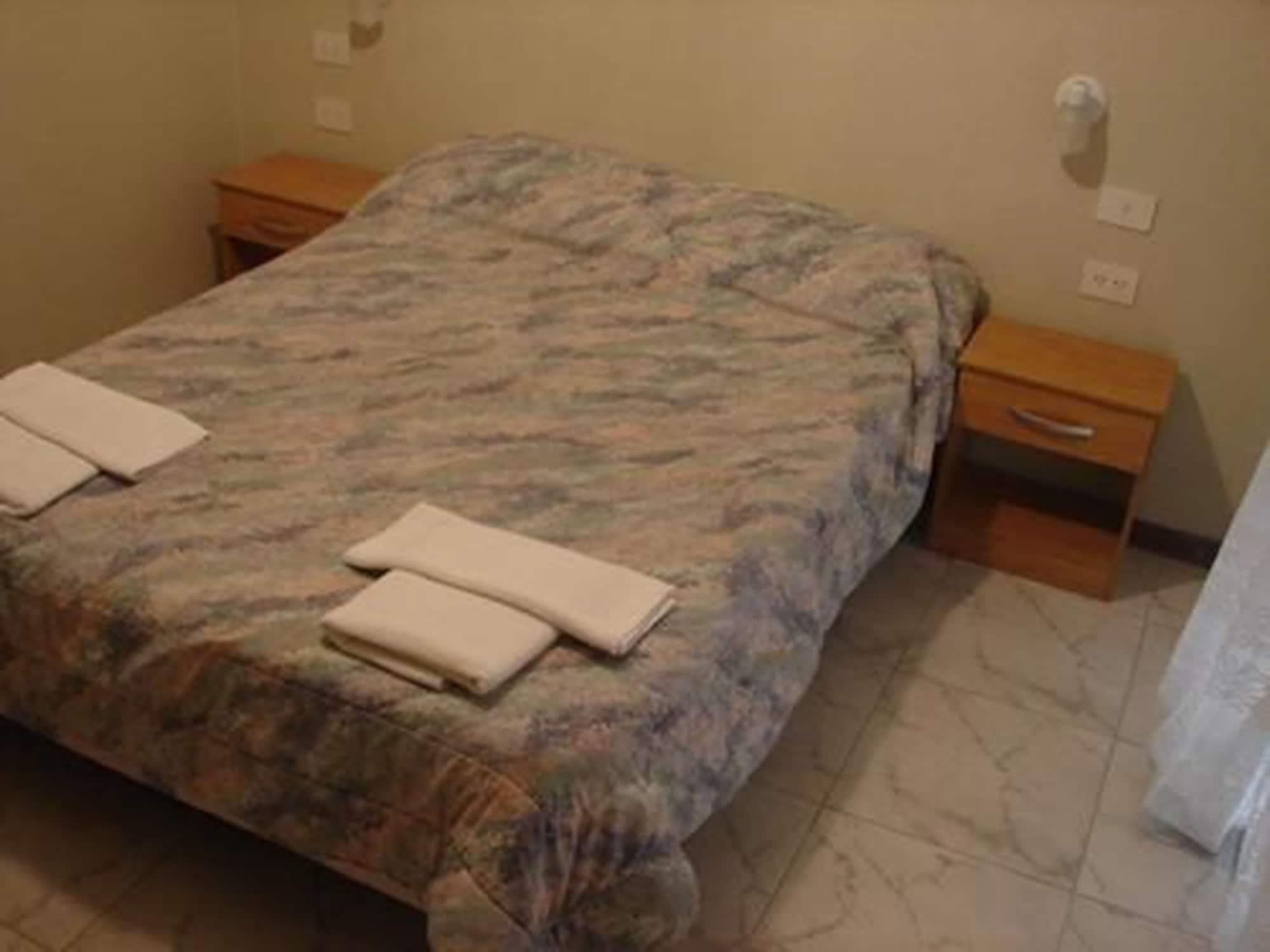 Cheltum Hotel Трелью Экстерьер фото